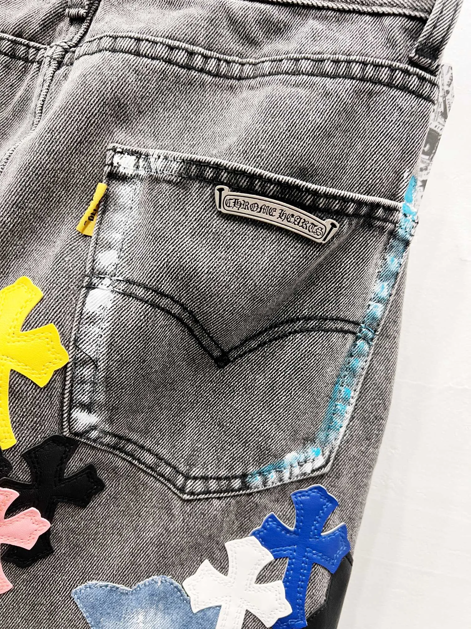 P360 Style No.: (r046) GALLERY DEPT. & Croixin co-branded 2025 new Cow King patchwork hand-painted colorful cross patchwork leather couple style bootcut jeans 🔥High version🔥High version🔥 Top ceiling quality Styles with different washed textures are very friendly to people with thin legs and thick legs. The bootcut version perfectly modifies the leg shape The timeless and moderate length makes it easy to match and match. It is the basis for various styles and is a must-have in your wardrobe! The fabric is stiff but also makes the upper body soft without losing texture. The washing process is even more perfect. It is a must-have item for everyone! ! ! Washed wheat, tag, trouser label, three labels complete Color: washed black Size: 28, 30, 32, 34, 36 (five sizes)